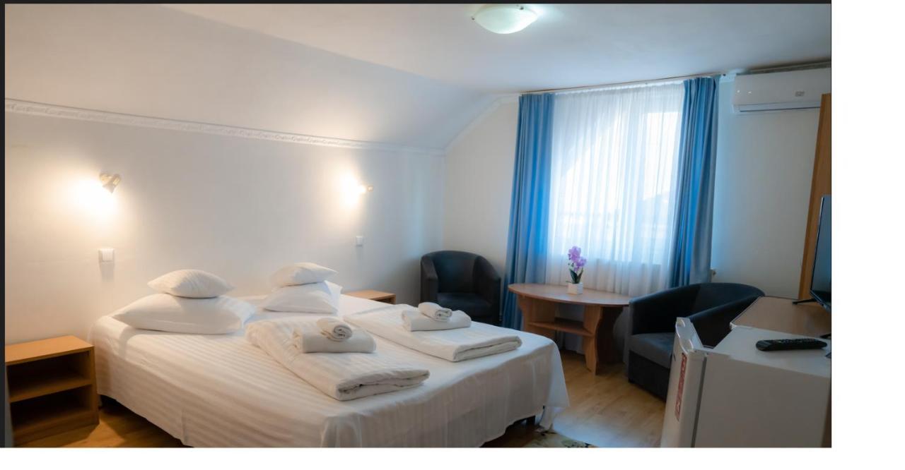 Denisa & Rares Hotel Tasnad Ngoại thất bức ảnh